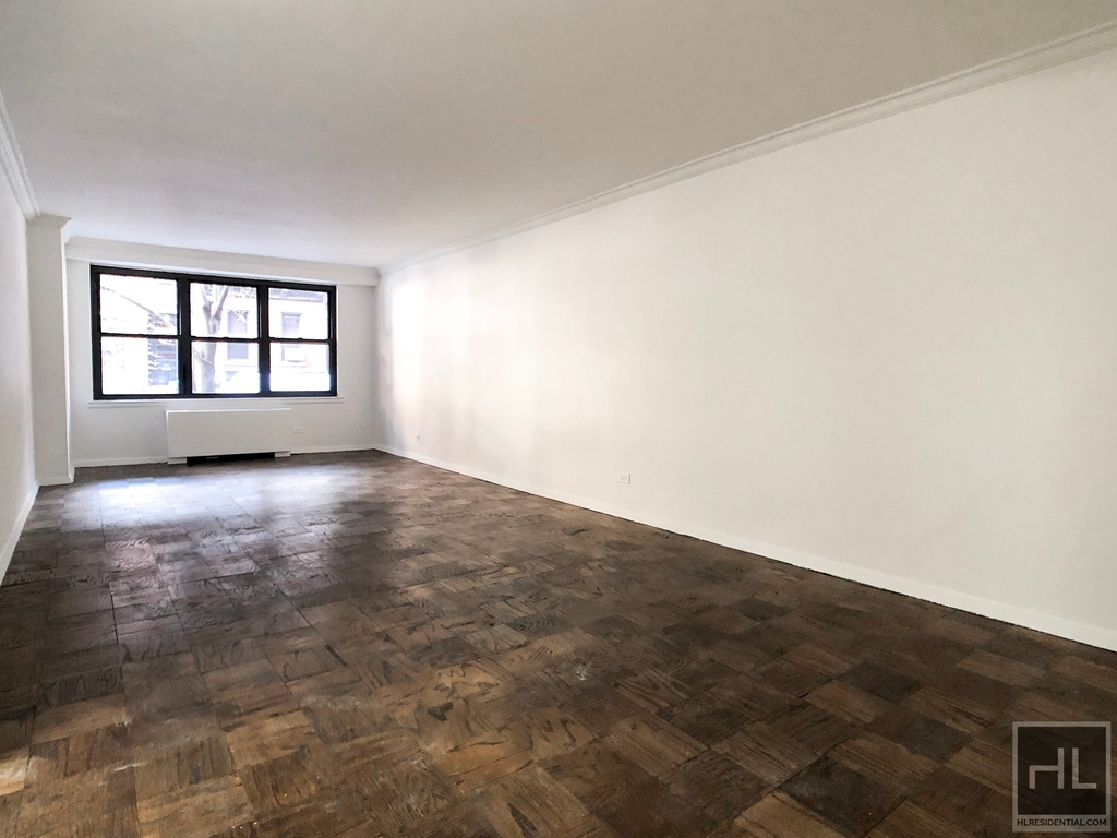 E 82 St - Photo 0