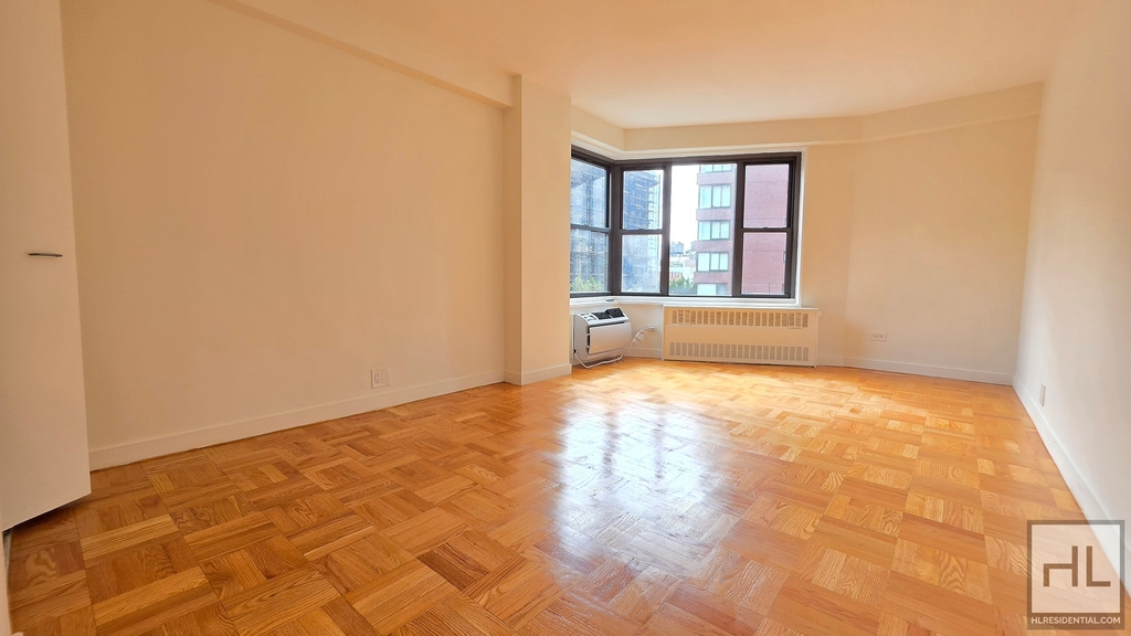 Fourth Avenue - Photo 3