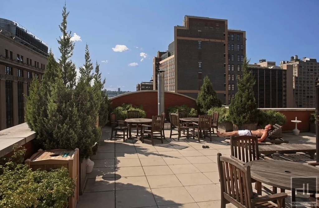 West 30 Street - Photo 4