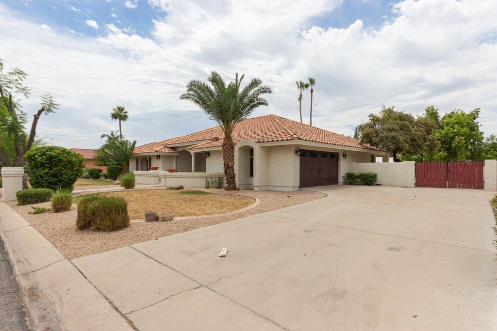 719 E Fairway Drive - Photo 1