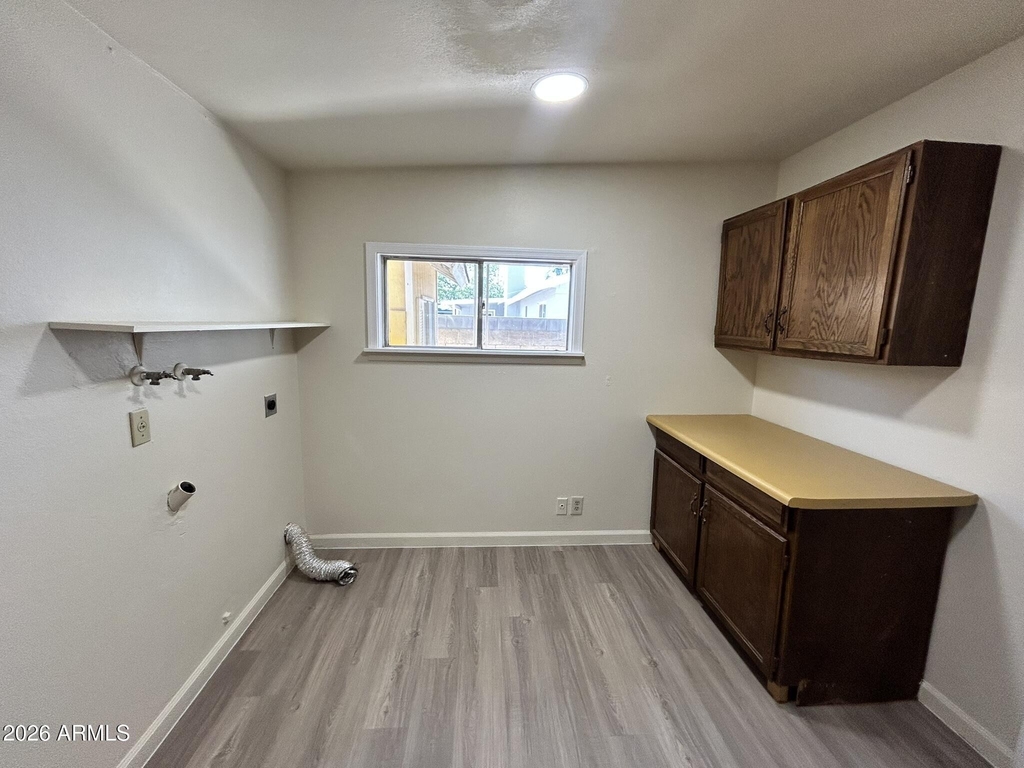 711 N Oracle -- - Photo 16