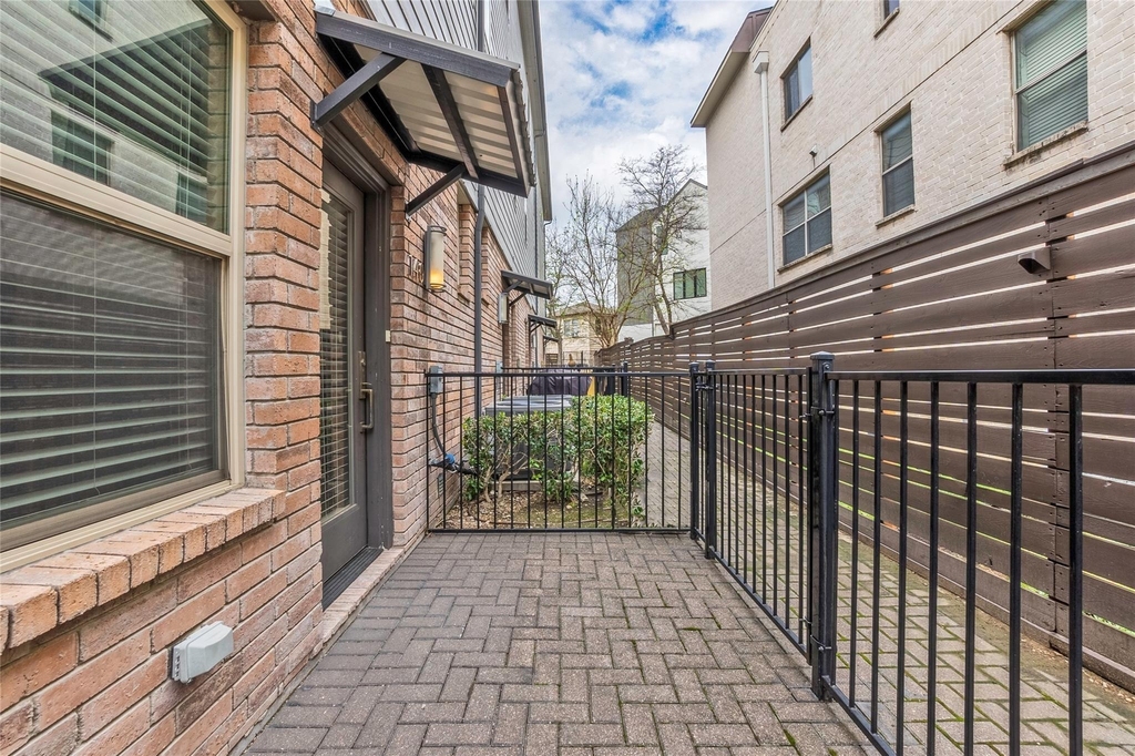 6051 Ross Avenue - Photo 2