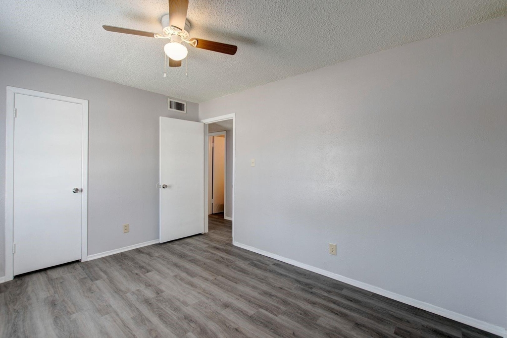 2410 N Willis Street - Photo 2