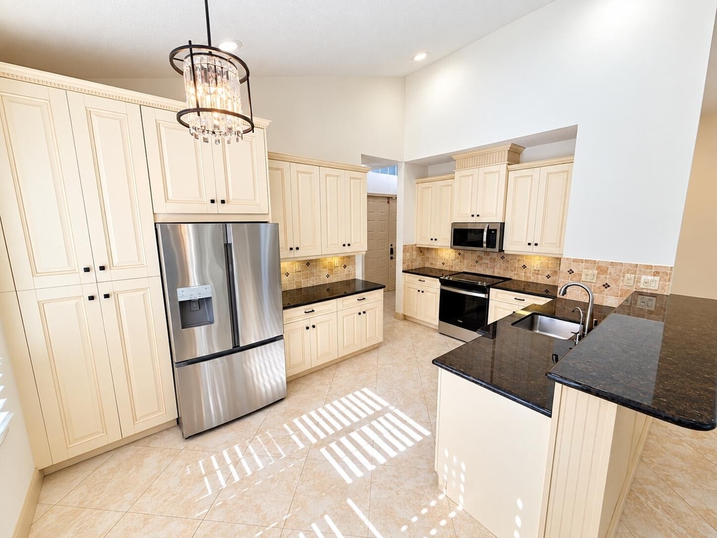 6841 Nw 81st Court - Photo 2