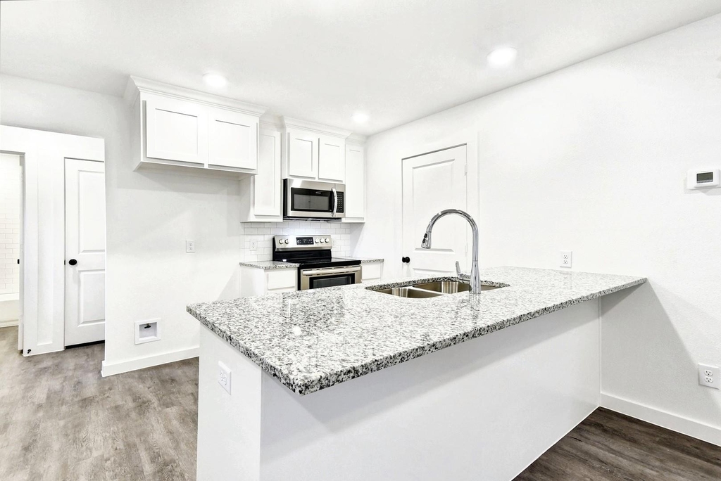 319 E Hull Street - Photo 3