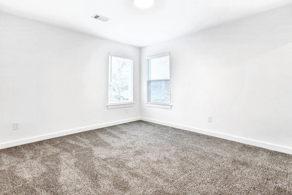 319 E Hull Street - Photo 10