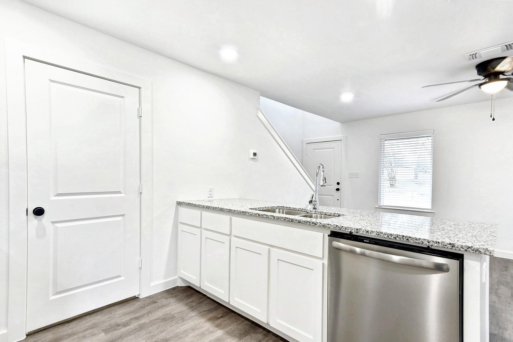 319 E Hull Street - Photo 5