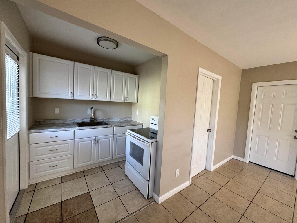 602 Texas Court - Photo 2