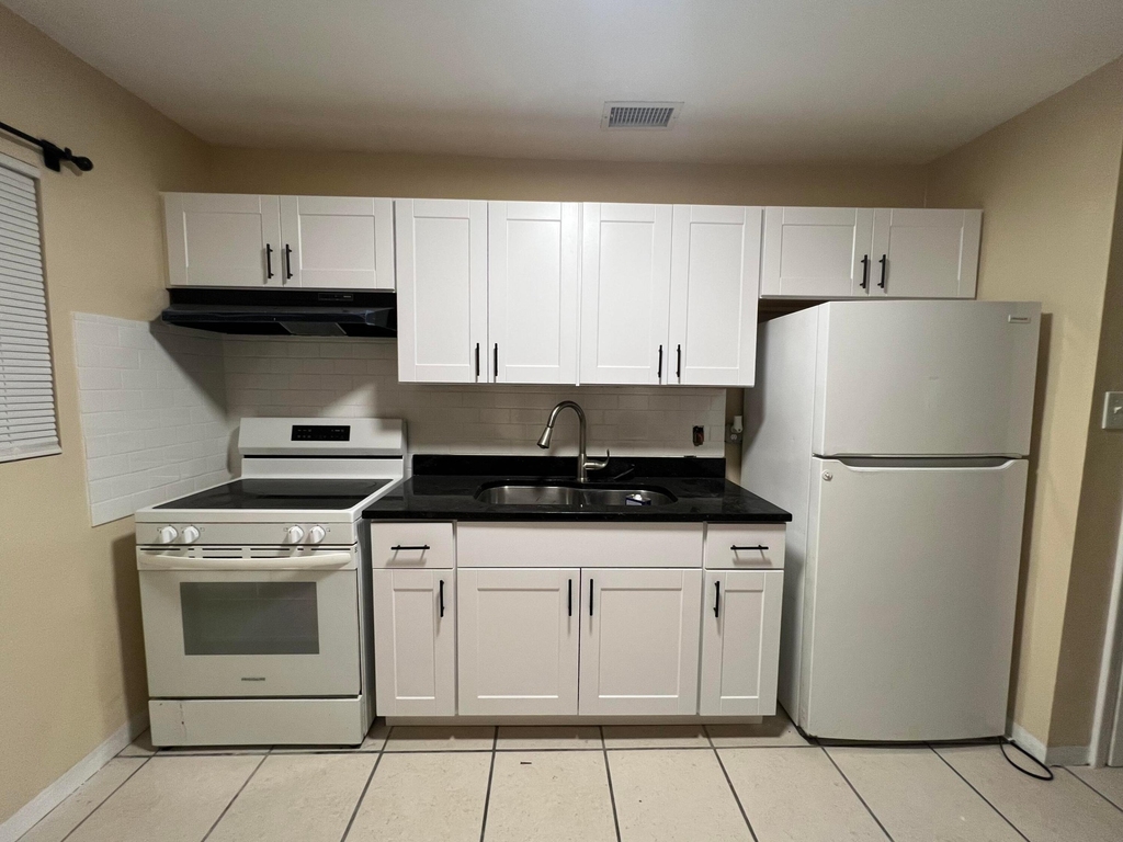 1013 Mayflower Road - Photo 2
