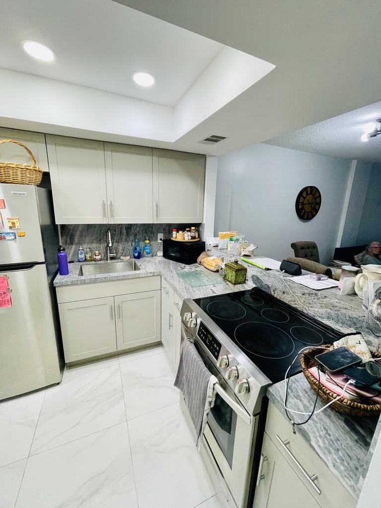 1333 E Hallandale Beach Boulevard - Photo 6