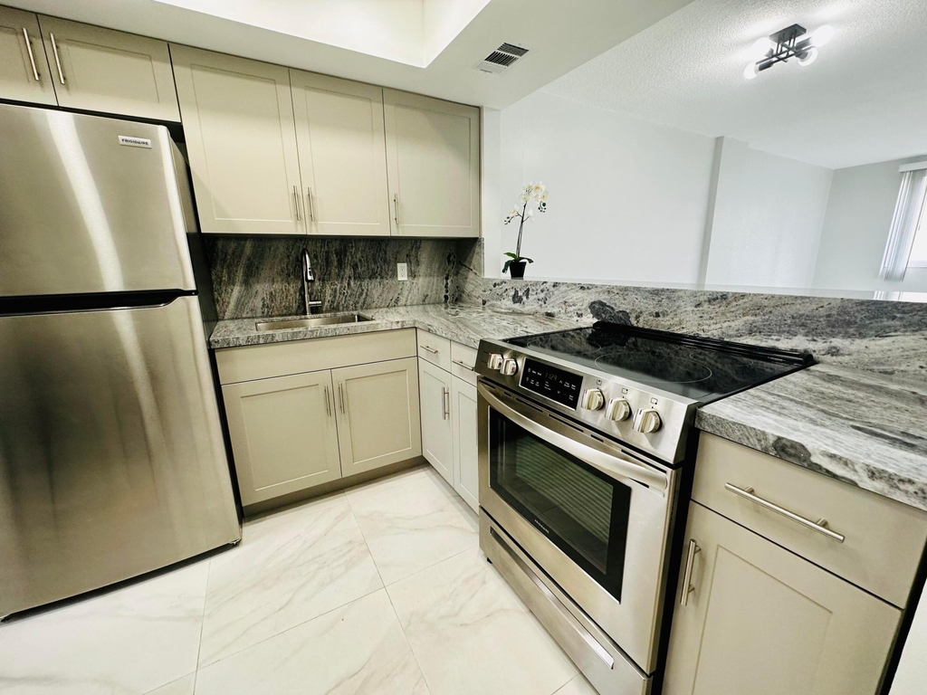 1333 E Hallandale Beach Boulevard - Photo 11