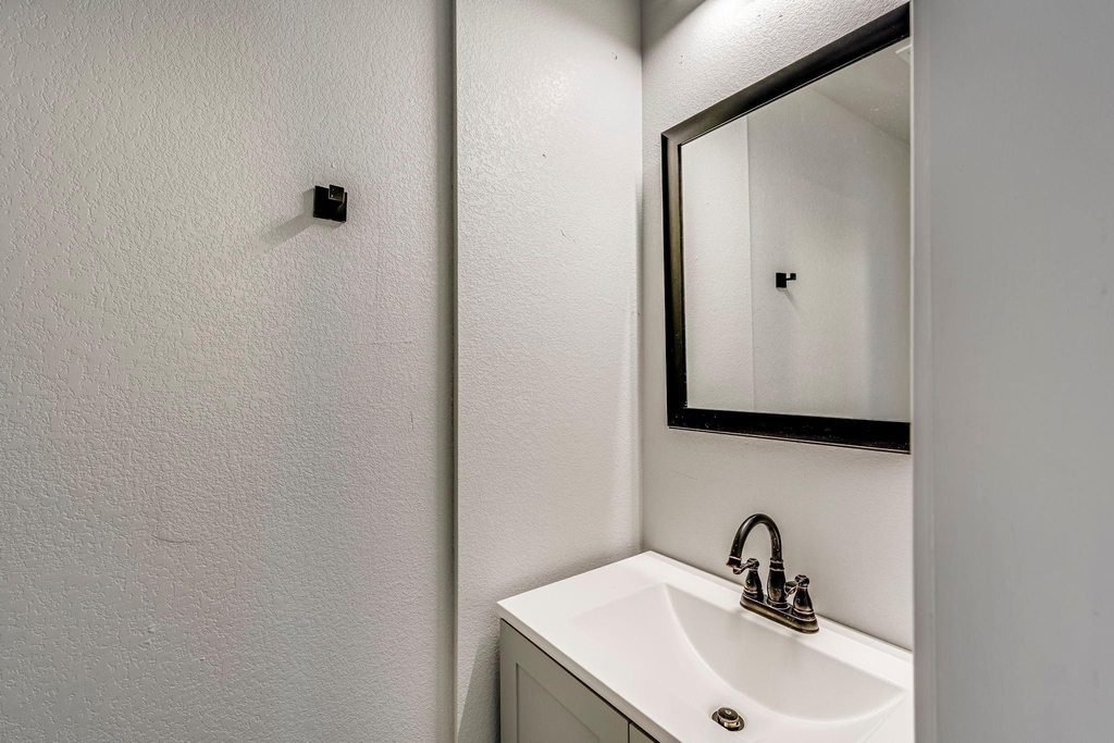 607 W Page Avenue - Photo 16