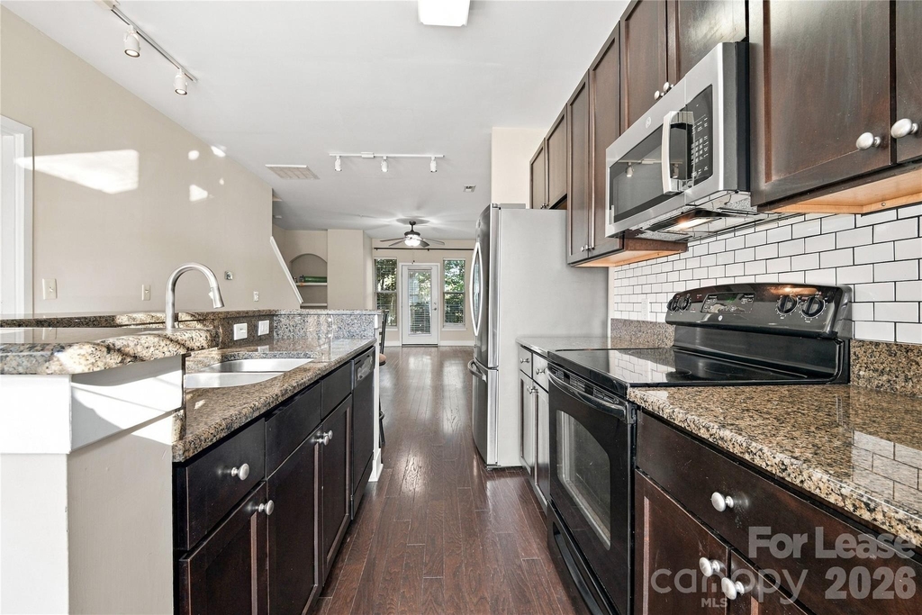 732 Seigle Point Drive - Photo 2