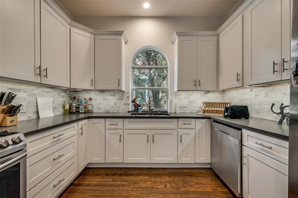 2205 Canton Street - Photo 5