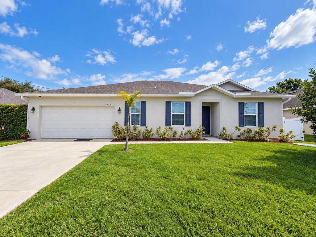 1025 Sw Sarto Lane - Photo 0