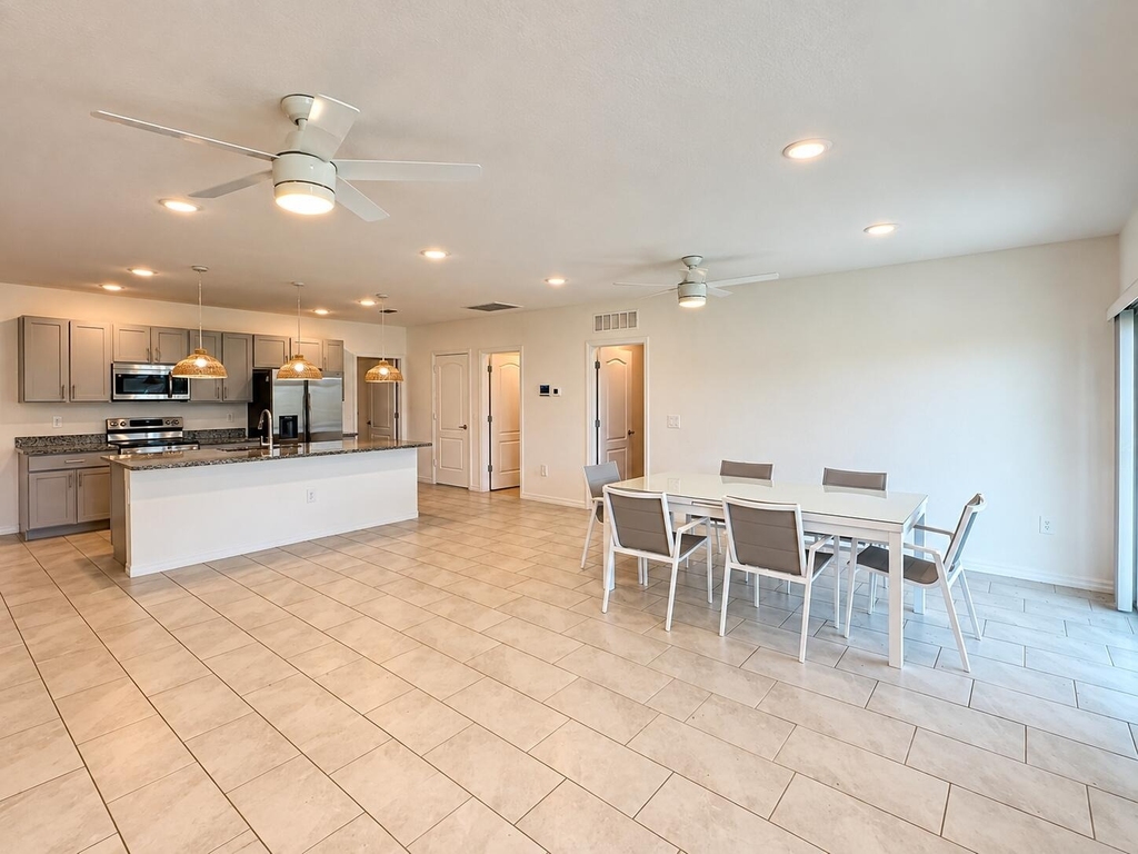 1025 Sw Sarto Lane - Photo 3