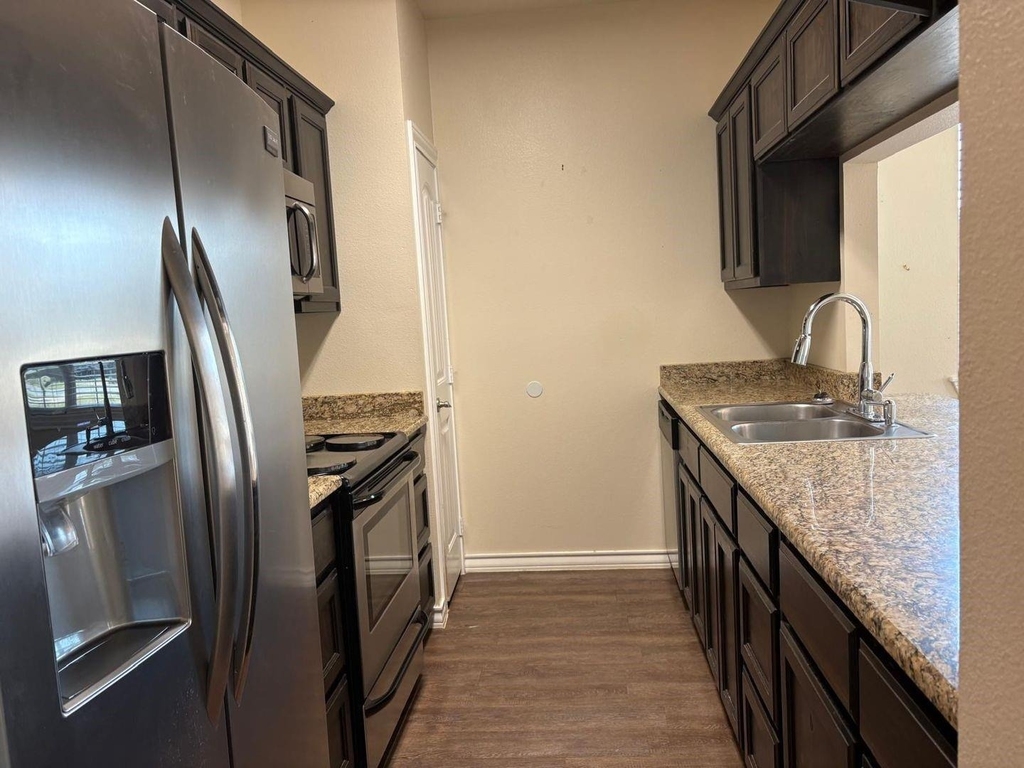 802 E 21st - Photo 4