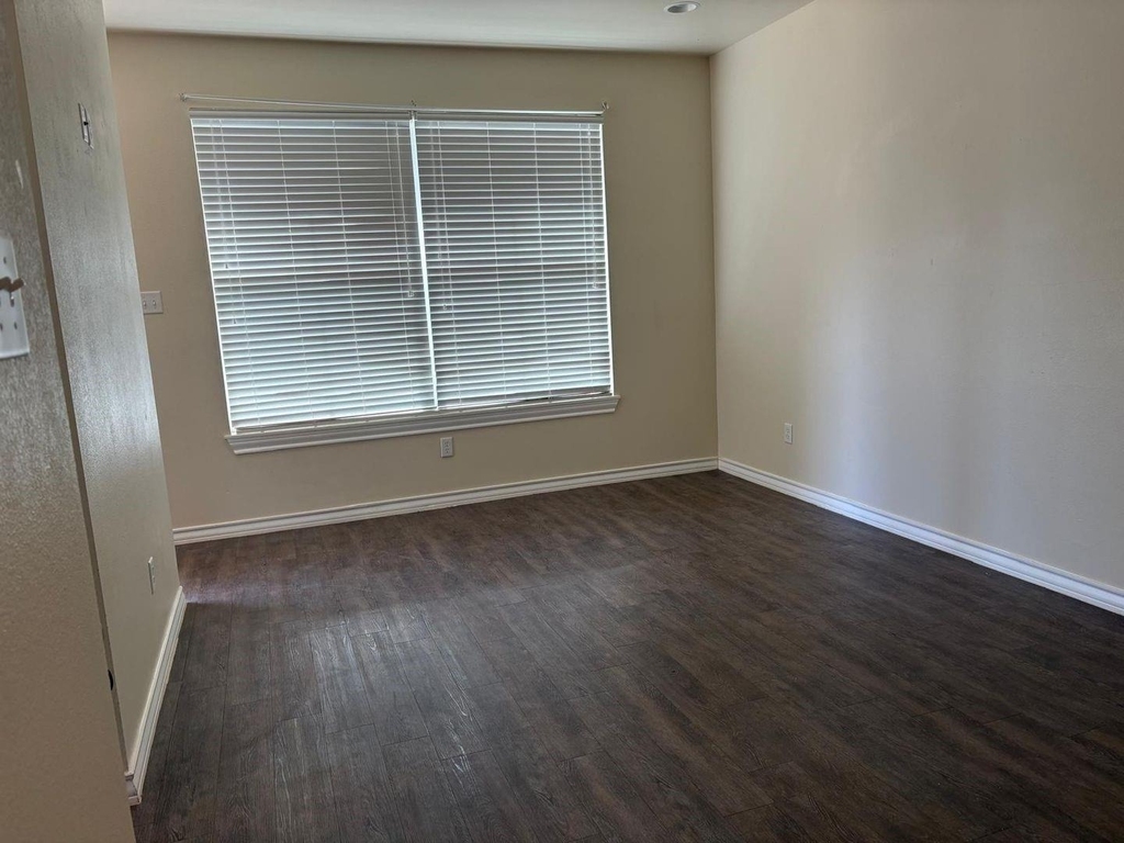 802 E 21st - Photo 6