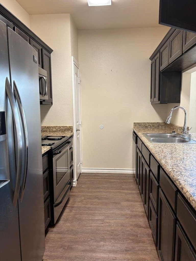 802 E 21st - Photo 3