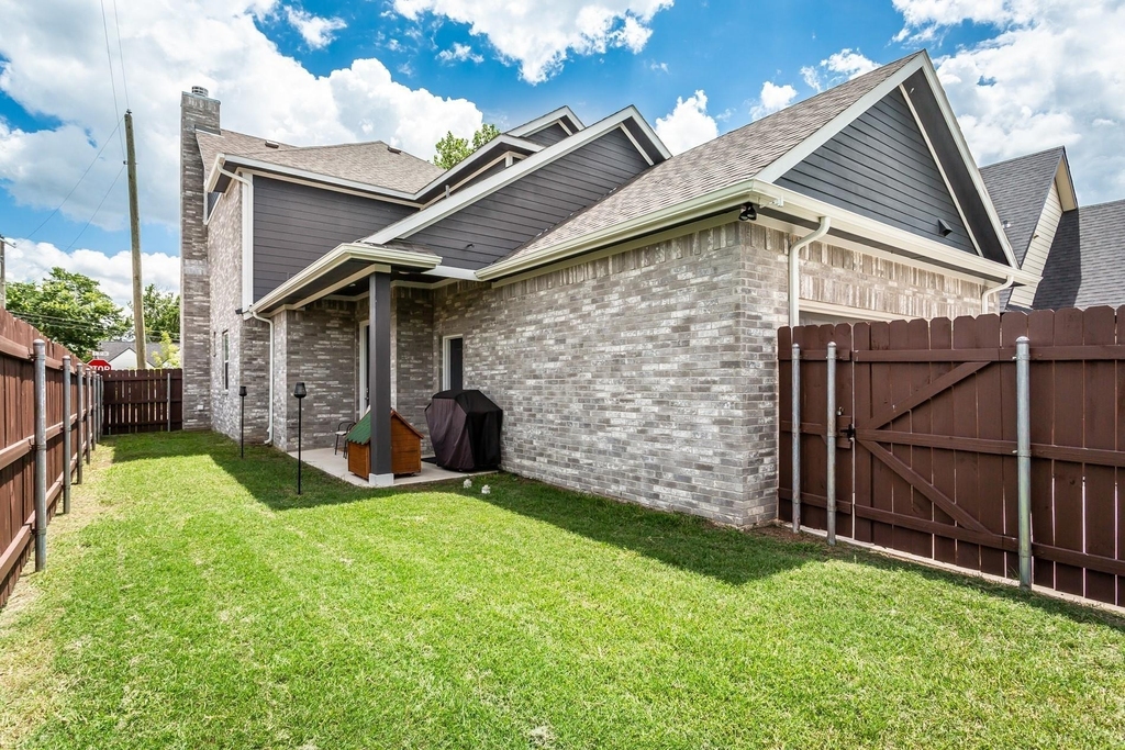 229 E 5th Street - Photo 33