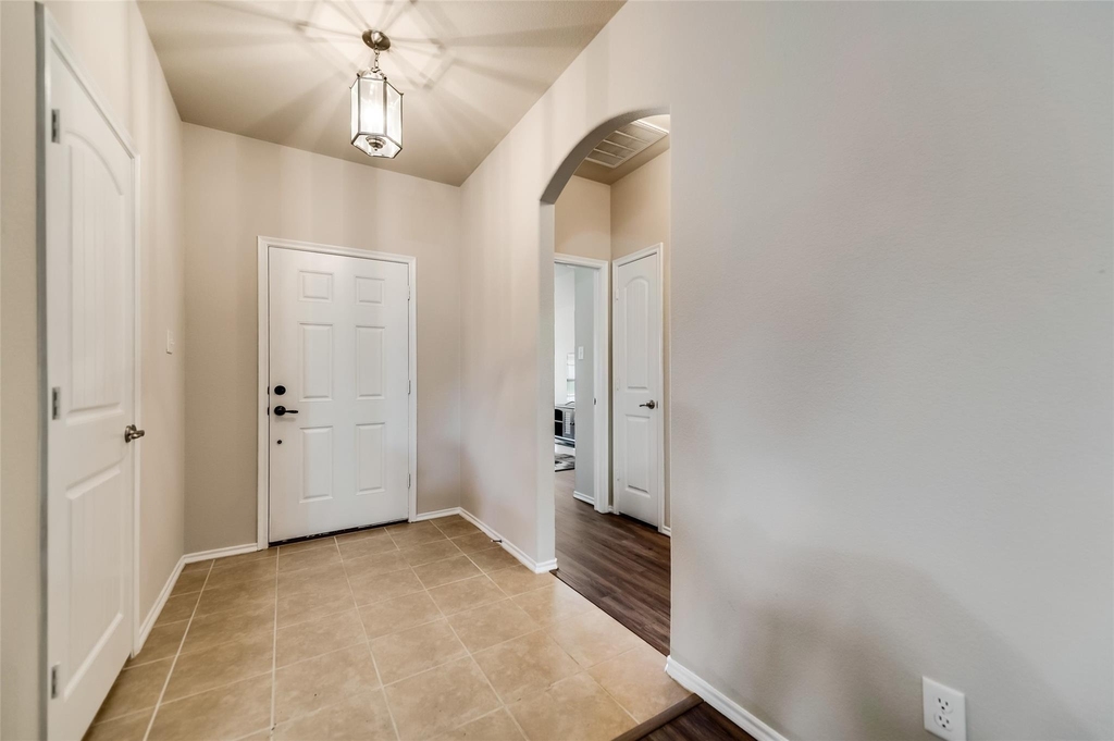 1512 Syracuse Drive - Photo 2