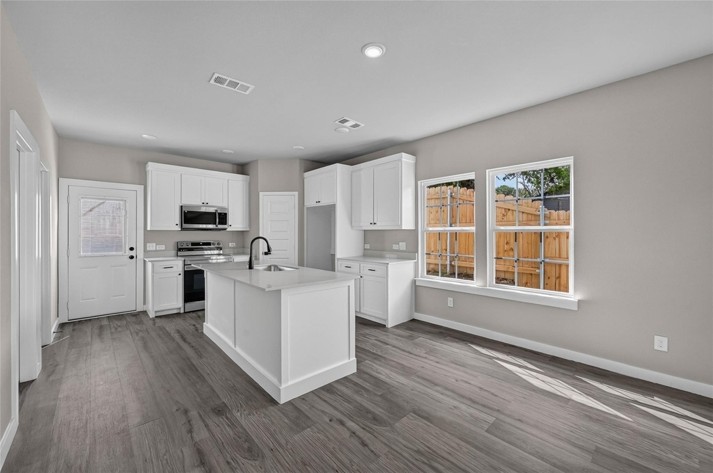 2211 Brookes Street - Photo 1
