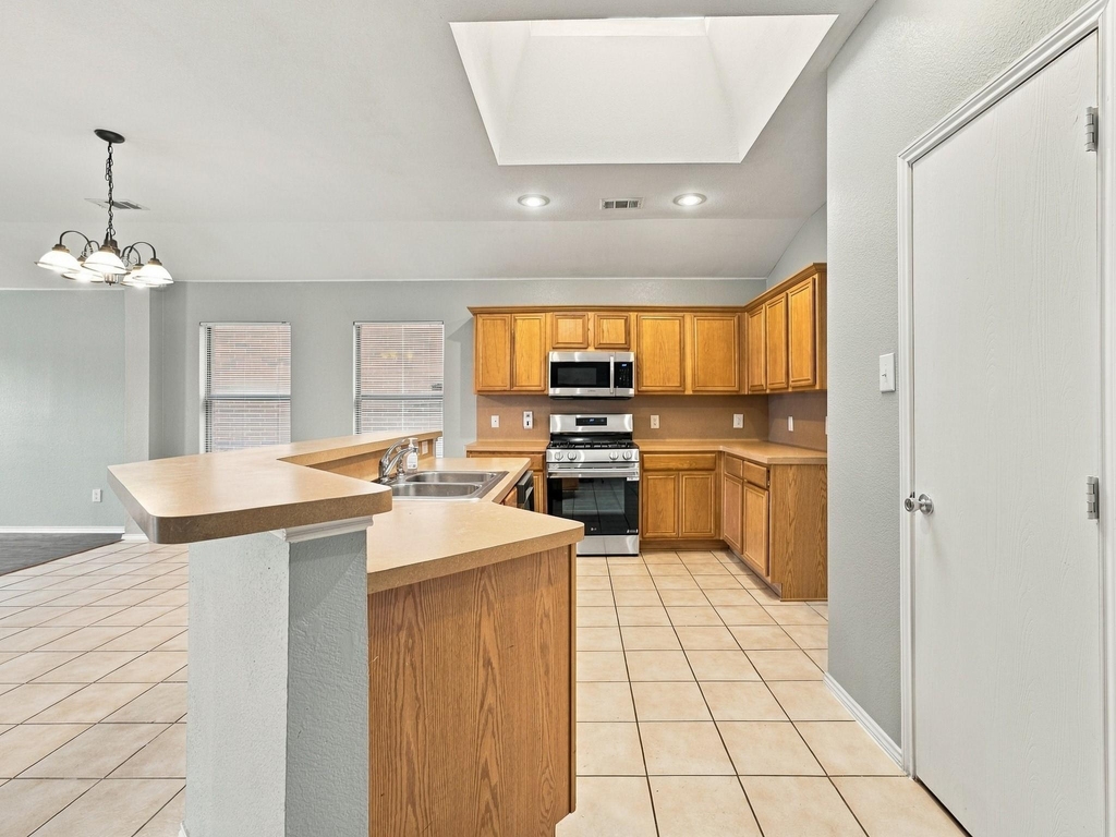 5820 Show Master Lane - Photo 11