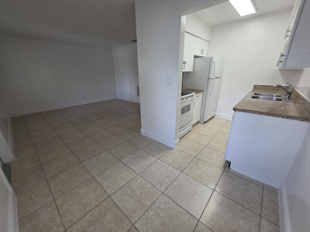 75 Sw 10th Street - Photo 0