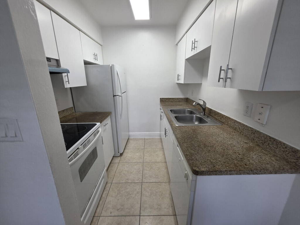 75 Sw 10th Street - Photo 2