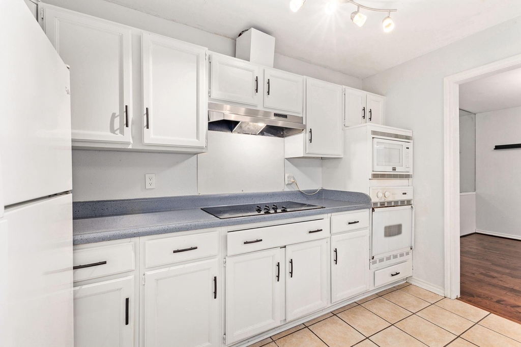 812 Saint Paul Court - Photo 7
