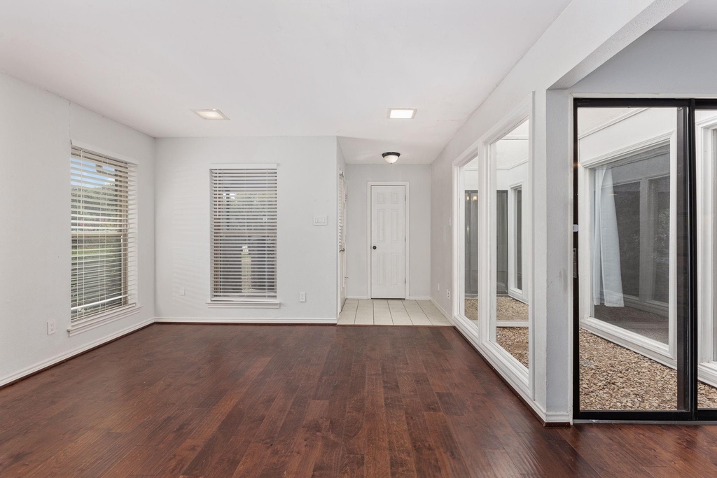 812 Saint Paul Court - Photo 2