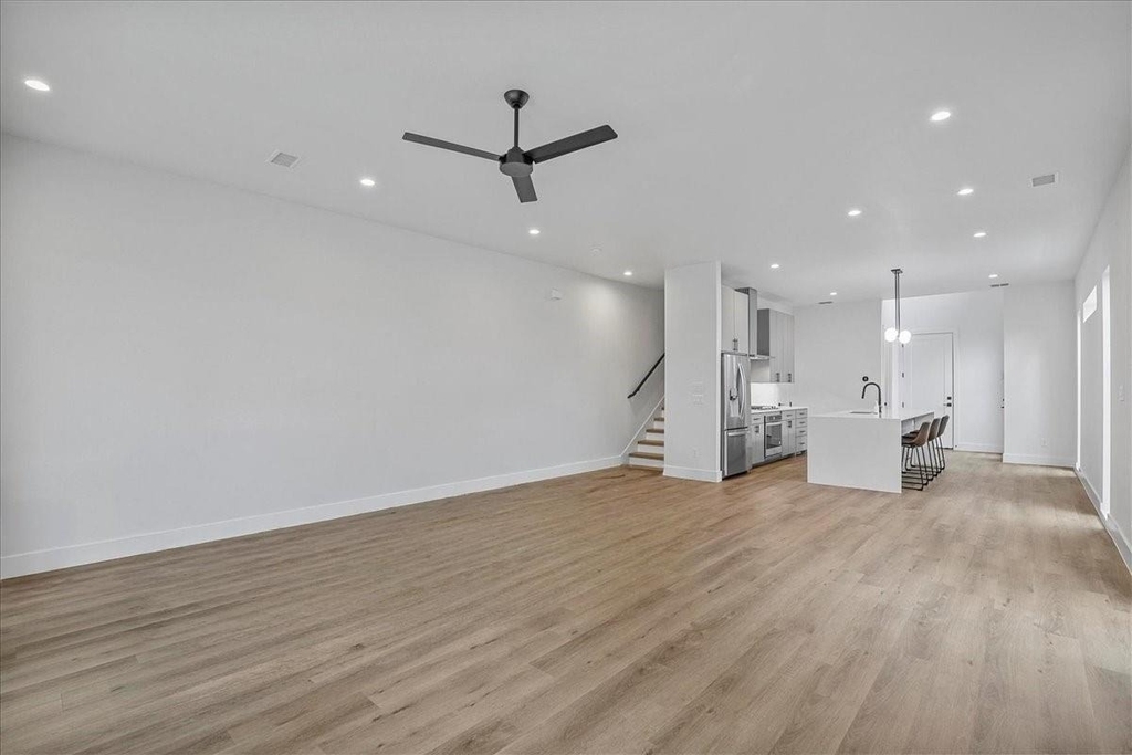 2413 Crossman Avenue - Photo 3