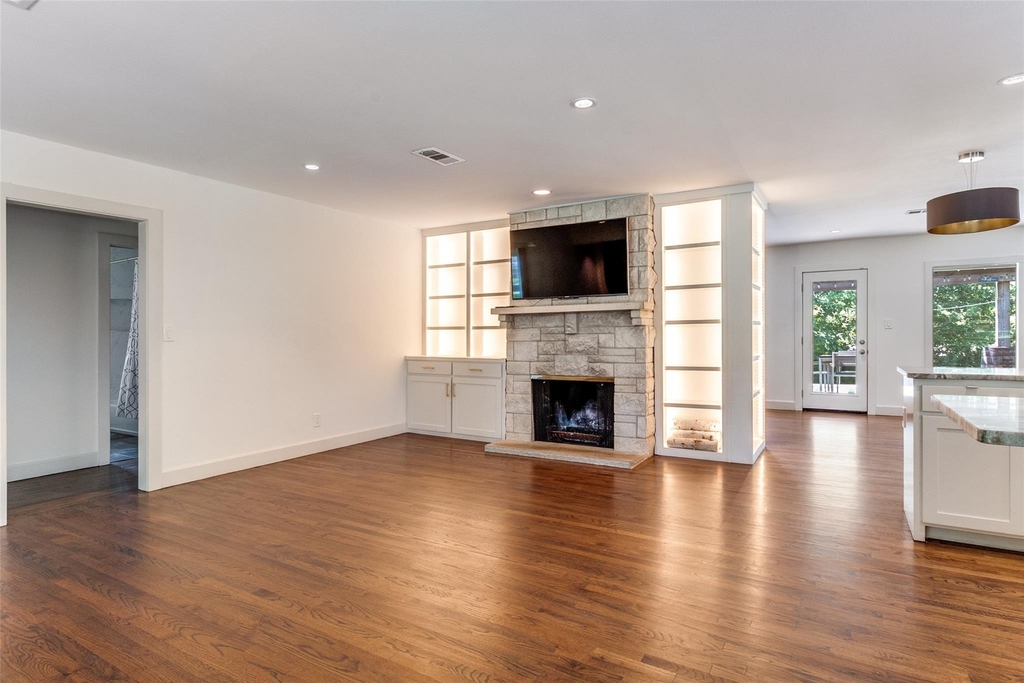 519 Northlake Drive - Photo 2