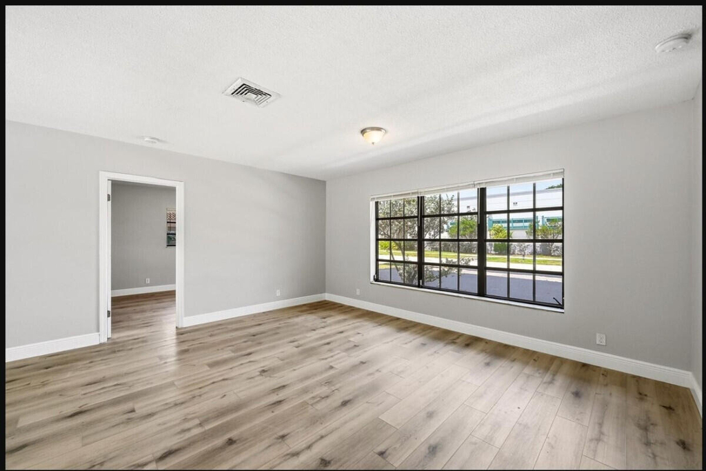 8 Ne 9th Avenue - Photo 1