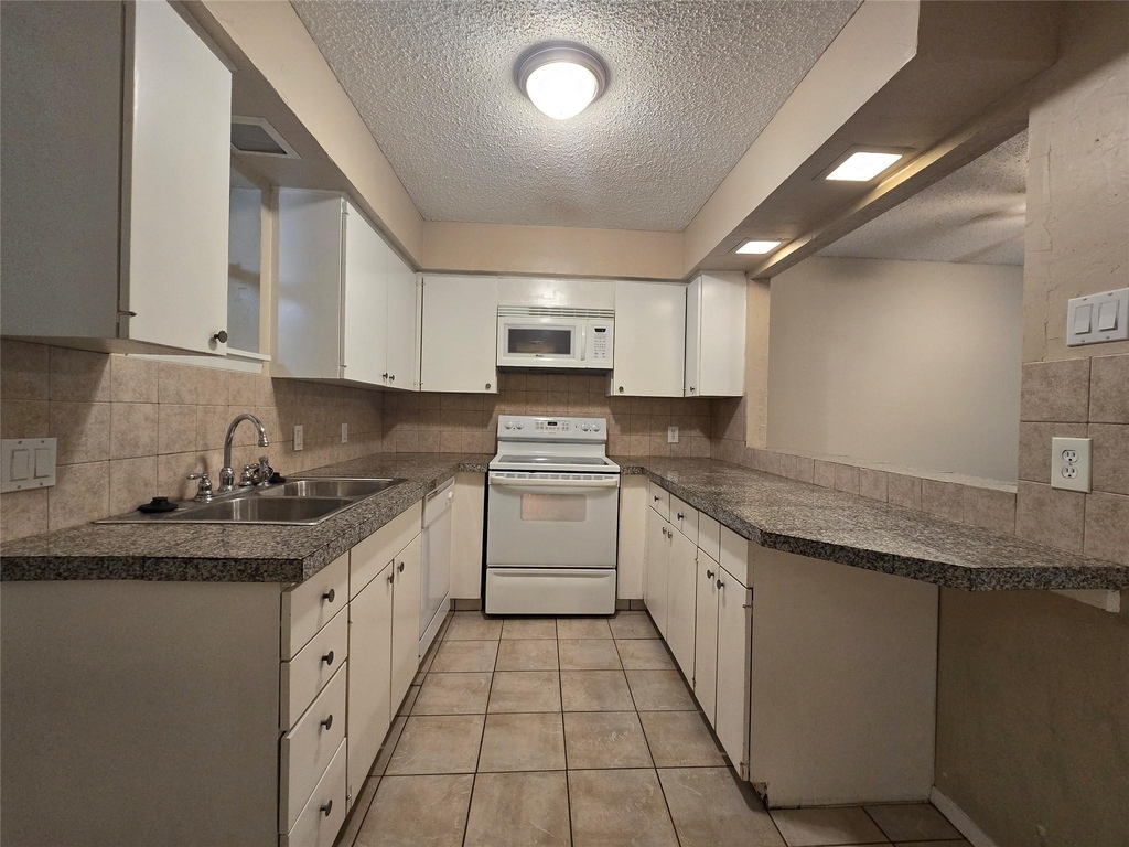 2223 Viewtop Lane - Photo 3