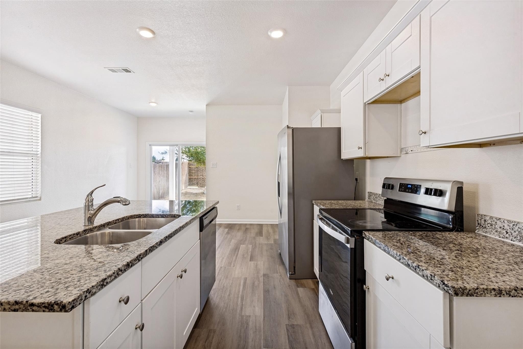 421 Covington Cove - Photo 10