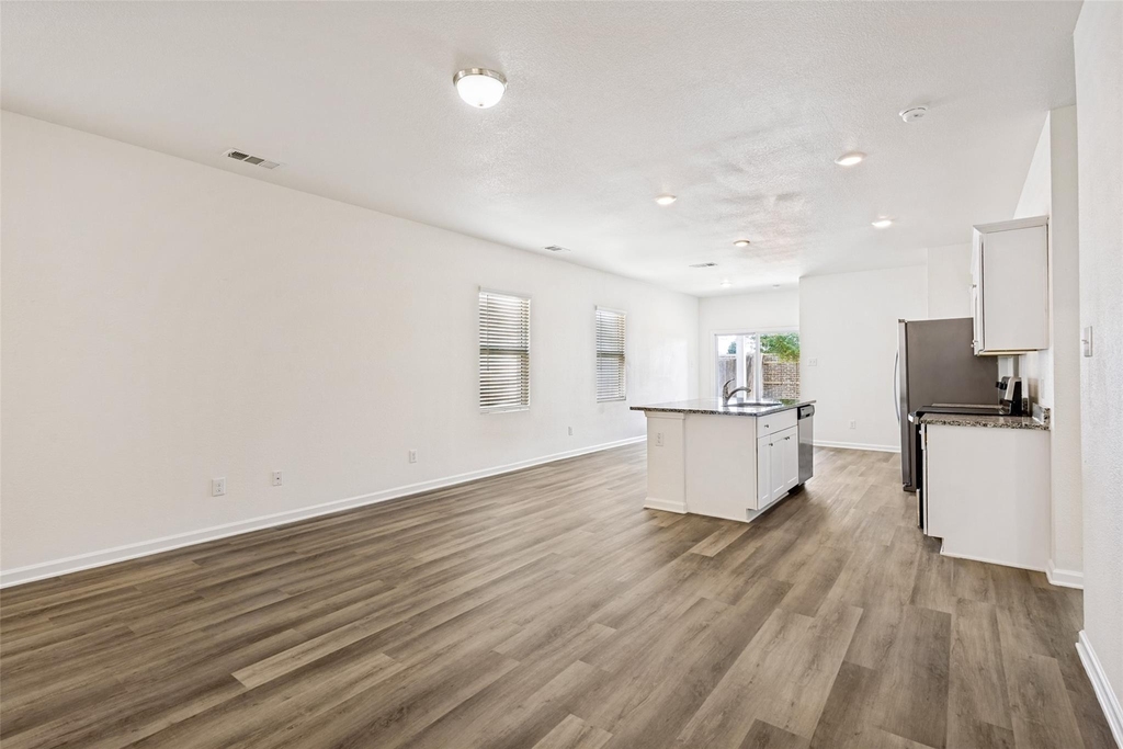 421 Covington Cove - Photo 4