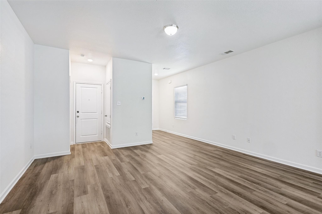 421 Covington Cove - Photo 3