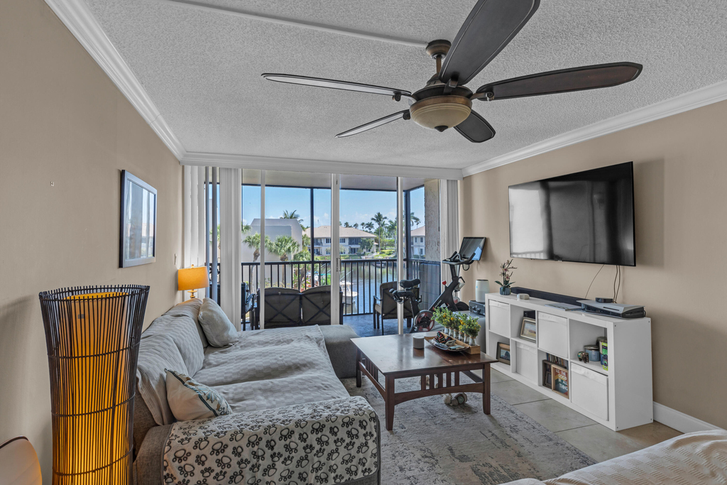 6 Royal Palm Way - Photo 2