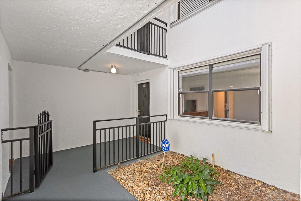 16051 Blatt Boulevard - Photo 4