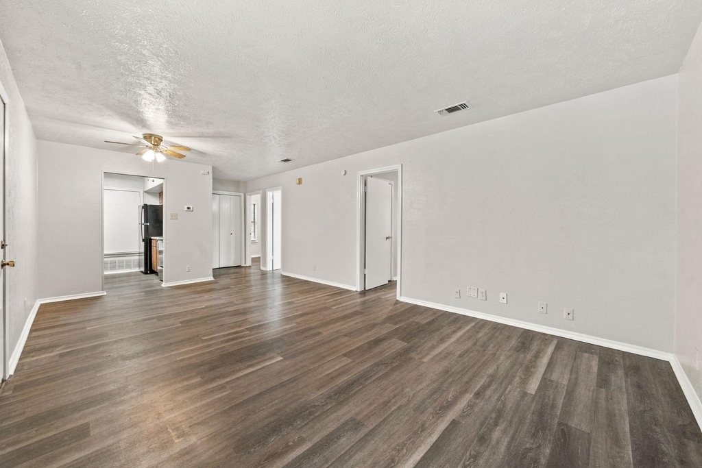 1108 N Elm Street - Photo 3