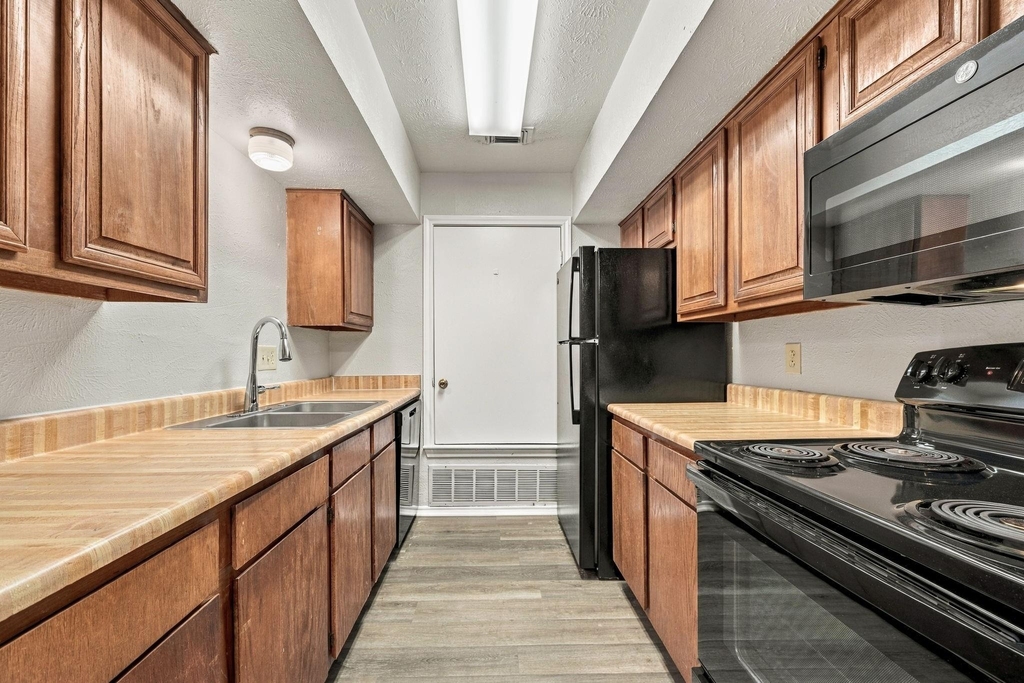 1108 N Elm Street - Photo 5