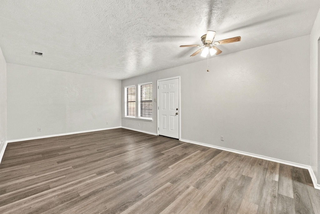 1108 N Elm Street - Photo 4