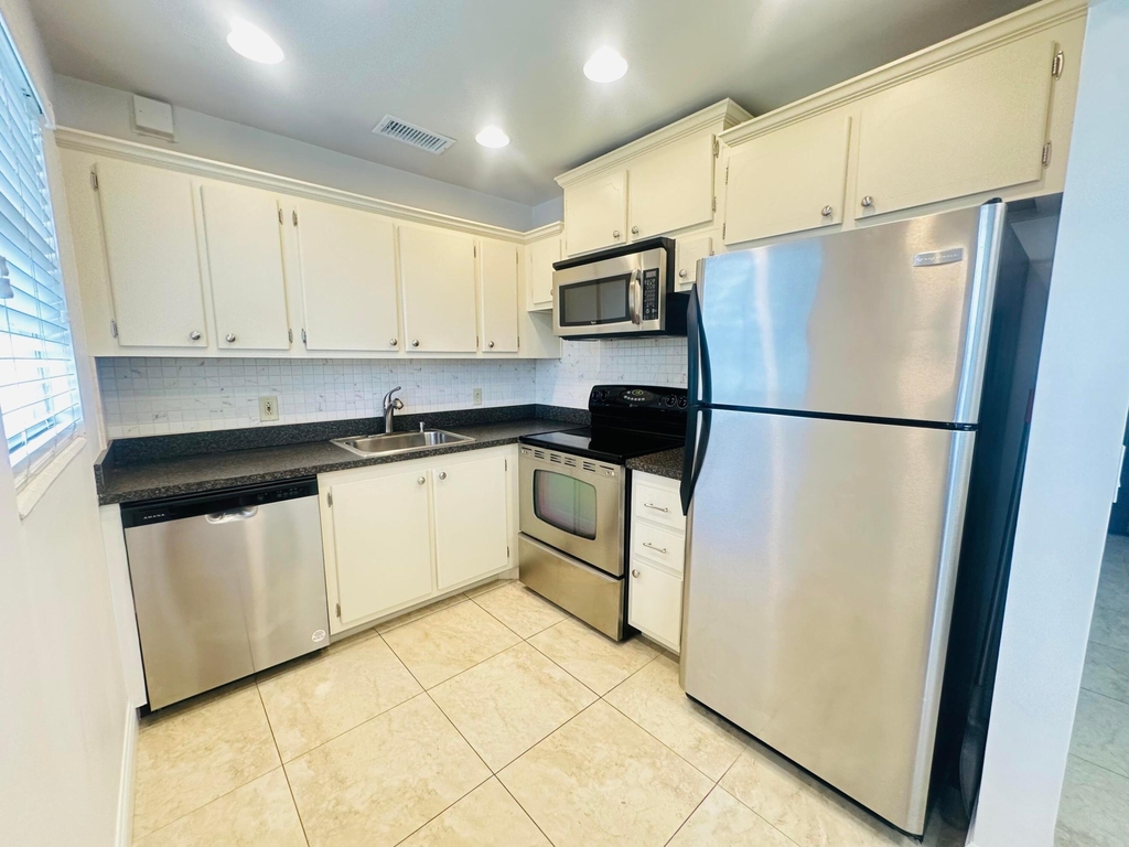 264 Farnham K - Photo 9