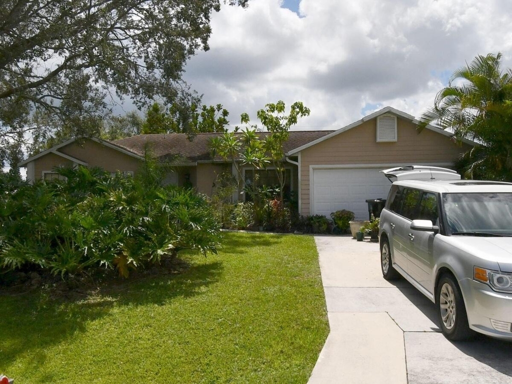 402 Sw Lucero Drive - Photo 0
