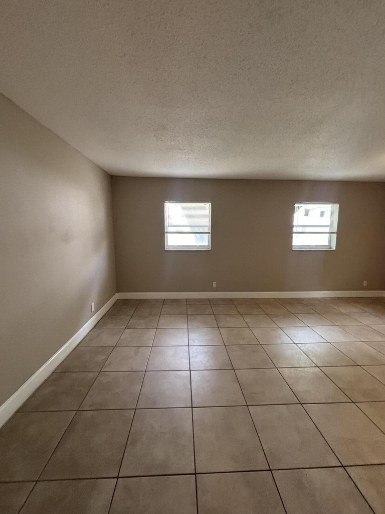 1550 Nw 15th Street - Photo 10