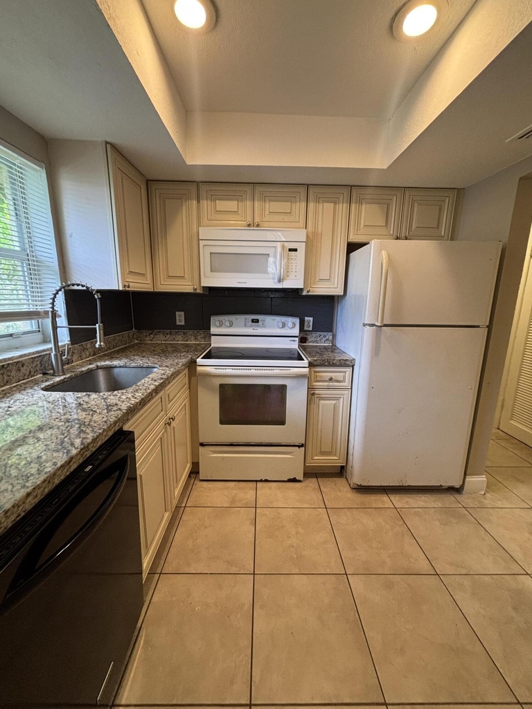 1550 Nw 15th Street - Photo 6