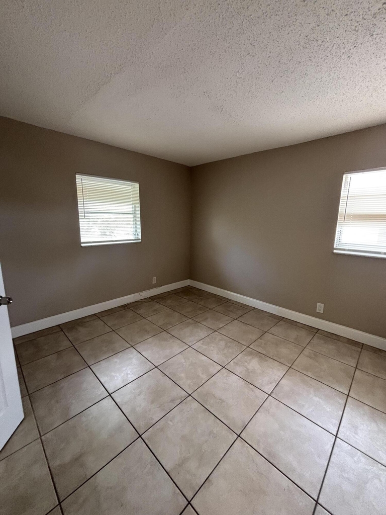 1550 Nw 15th Street - Photo 5