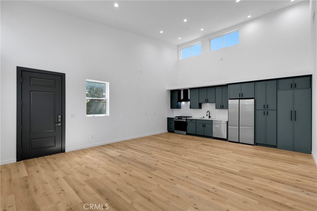 22920 Califa - Photo 0