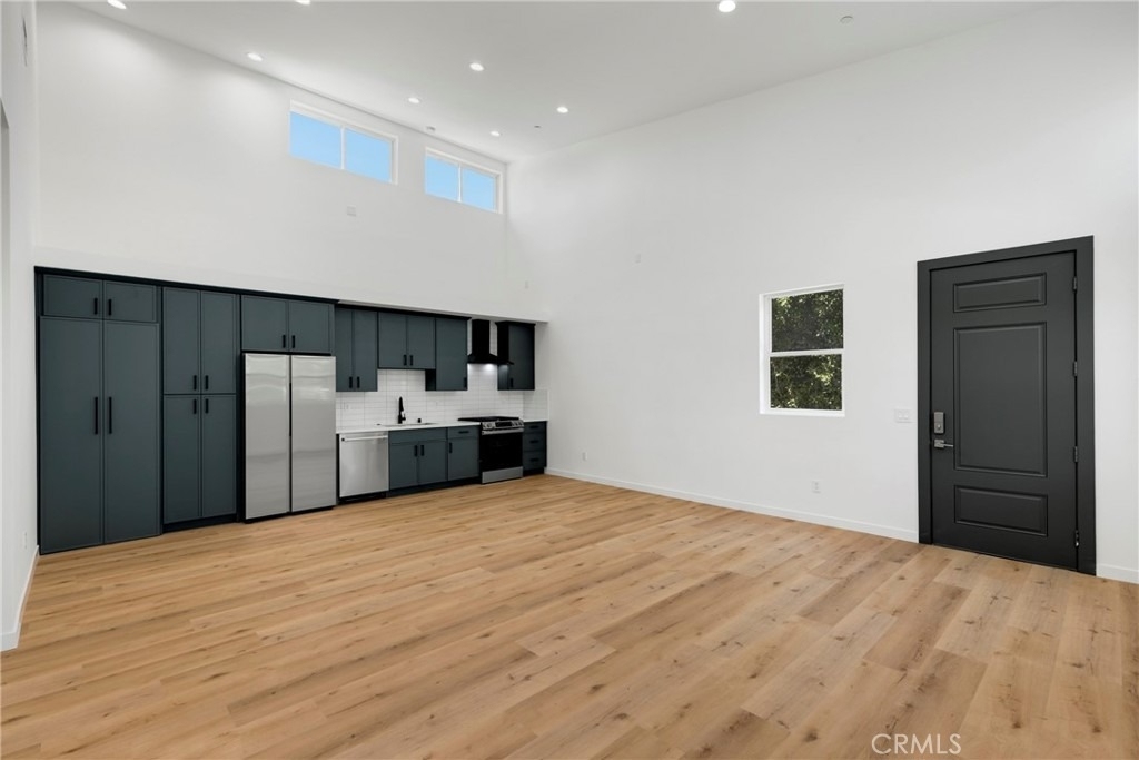 22920 Califa - Photo 0